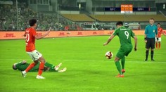 Nešika roku: Fotbalista při odkopu netrefil míč, zavinil tím penaltu