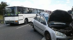 Osobák se srazil na D1 s policejním autobusem, dálnice byla uzavřena