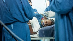 Ženu probudila silná bolest hlavy a škrábání, nález překvapil i doktory