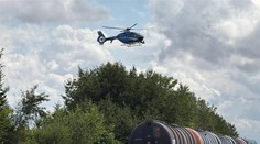 Na dráhu pražského letiště vjel motorkář. Honila ho policie s vrtulníkem