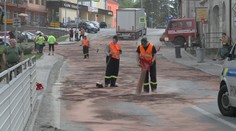 Kamionu se protrhla nádrž. Silnici zaplavily stovky litrů nafty. VIDEO