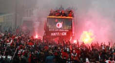 Slavia oslavila titul v autobuse, na Václaváku ji vítaly desítky fanoušků