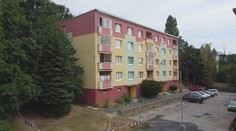 Evakuace paneláku v Chomutově. Kvůli prasklinám museli odejít i lidé z druhého vchodu