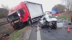 Srážka osobního a nákladního auta u Újezdce si vyžádala jeden život