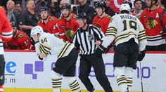 Děsivý moment. Český útočník Bostonu dostal bruslí do oka, utkání nedohrál