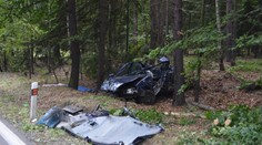 Auto na Rakovnicku vyletělo ze silnice do lesa! Dva mrtví!
