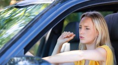 Už při 26 stupních zásadně klesá reakční doba řidiče. Jak se vyhnout smrtícímu přehřátí