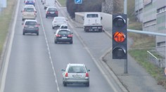 Řidiči často jezdí na oranžovou. Je za to ale stejný trest jako za jízdu na červenou