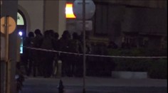 První záběry: Takhle vyváděli muže, který držel rukojmí v bance