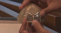 Chtěli byste roušku posázenou diamanty? Připravte si přes 30 milionů korun