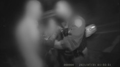 Ničil zaparkovaná auta a vyhrožoval strážníkům. Muž skončil v poutech