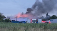 Požár hal v Zárybech je již pod kontrolou. Hasiči vyhlásili mimořádný stupeň poplachu