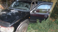 Auto s dítětem se rozjelo z kopce, žena ho chtěla zastavit, vůz ji zabil