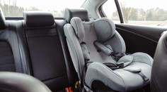 Tragédie u Stuttgartu: Otec při couvání přejel novorozeně, bylo v sedačce za autem