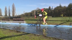 Koně vystřídali cyklisté: Podívejte, jak překonali překážky na kole!