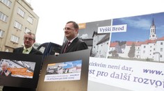 ODS vrací útok ČSSD: Z restituovaného sídla káží proti restitucím!