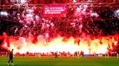 Divočina v Amsterdamu. Pyro ukončilo zápas Ajaxu, klub hledá pachatele