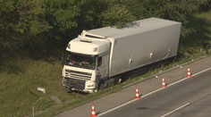 Na pražském okruhu se převrátil kamion, tvoří se dlouhé kolony