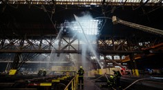 Mohutný požár zachvátil halu oceláren, zasahovalo dvanáct jednotek hasičů