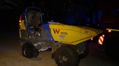 Opilí dělníci jeli stavebním strojem pro vodku, zřítili se do potoka