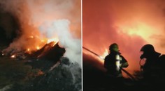 Černý dým se valil z hořící skládky. Nevětrejte, varovali hasiči