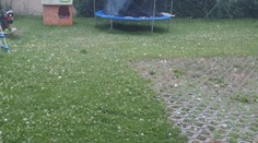 Na Česko udeřily další silné bouřky s obřími kroupami. Měly přes 7 centimetrů