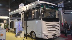 Kempování v luxusu? Podívejte se do 11metrového korábu silnic