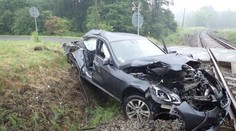 Česká lokomotiva smetla auto v Maďarsku na přejezdu, 3 lidé nepřežili
