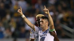 GENIÁLNÍ! Robbie Keane vyzrál na všechny, stačil oblouček