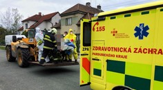 Dvacet hasičů, nakladač a bourací kladivo, tak převáželi obézní ženu