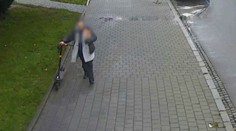 Zloděj v centru Brna ukradl koloběžku, vše natočily kamery