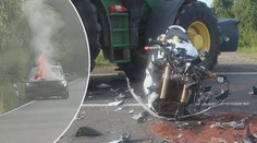 Motorkář se na Pardubicku srazil s traktorem. Na objízdné trase pak shořelo auto