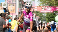 Hattrick při premiéře! Gaviria si hraje se soupeři, Giro se mu klaní