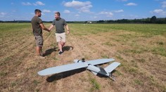 Od výroby až po let. Reportér TV Nova si vyzkoušel svět specializovaných dronů