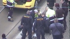 Muž zkolaboval přímo na zastávce, lidé přispěchali na pomoc. VIDEO