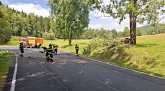 Poškozené domy, vyvrácené stromy: Udeřil silný vítr, hasiči hlásí už přes sto výjezdů