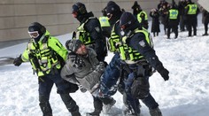 Zátah v Ottawě provázely rvačky. Policie zatkla stovku demonstrantů