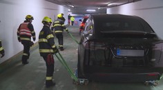 Hořící elektromobily jsou pro hasiče velká výzva. Musí se naučit, jak je hasit