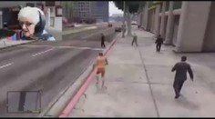 VIDEO: Drsná bábinka vám jednu vrazí, polije benzínem a zapálí!