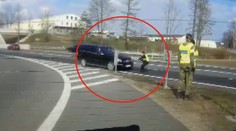 Policistu při silniční kontrole srazilo auto! Skončil v nemocnici. VIDEO
