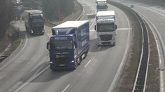 Policie kontrolovala řidiče kamionů. Za předjíždění rozdala pokuty stovkám z nich