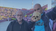 Argentinec vzal na zápas lebku svého dědečka. Fandil až do smrti, říká