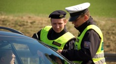 Policistu, který vzal úplatek od Poláka, obvinili. Poznali ho z videa