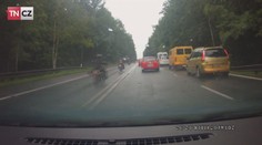 Na motorce přes dvojitou plnou čáru: Hazard nebo normálka?