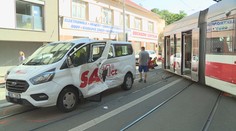 V Brně se srazila tramvaj s dodávkou. Dva lidé se lehce zranili