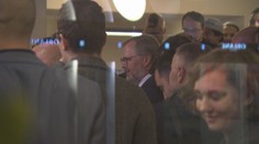 Ve štábu koalice SPOLU se mohutně slavilo. Museli zasáhnout strážníci