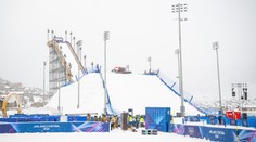 Perla zimních her: Český snowboardista létá ve vzduchu pod světly