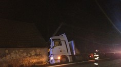 Nehoda: Kamion přerazil sloup vysokého napětí a narazil do domu