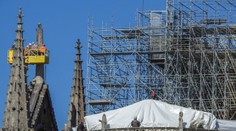 Notre-Dame už chrání plachta. Rekonstrukce se prý ale nestihne