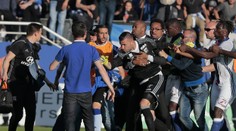 Nedohráno! Fotbalisty Lyonu napadli v poločase fanoušci
